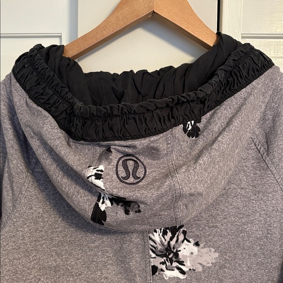 Lululemon Scuba Hoodie With Ruffle Hood Full Zip Size 10 EUC Grey Black Floral - Picture 10 of 10